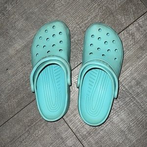 TEAL CROCS SIZE 9 WOMANS